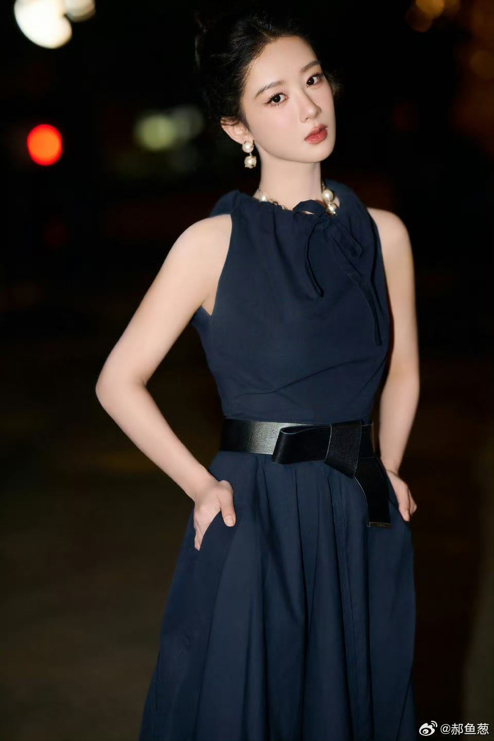 杨紫这身藏蓝色长裙选得极妙，深沉的色调衬得肤色愈发透亮，简约的剪裁没有多余装饰，