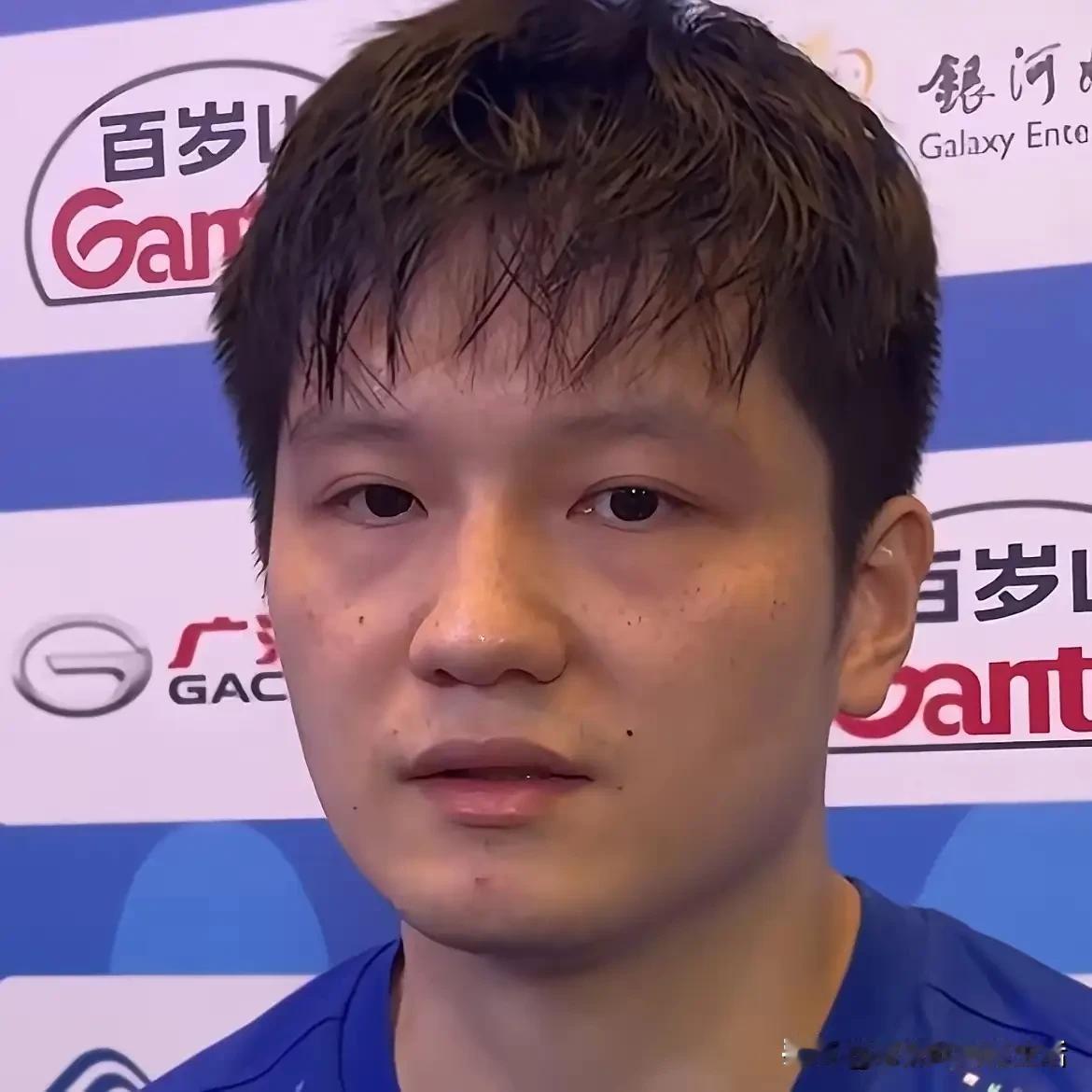 有点理解樊振东为什么笑不出来了。

很轻松的就赢了队友确实没啥好开心的，因为那也