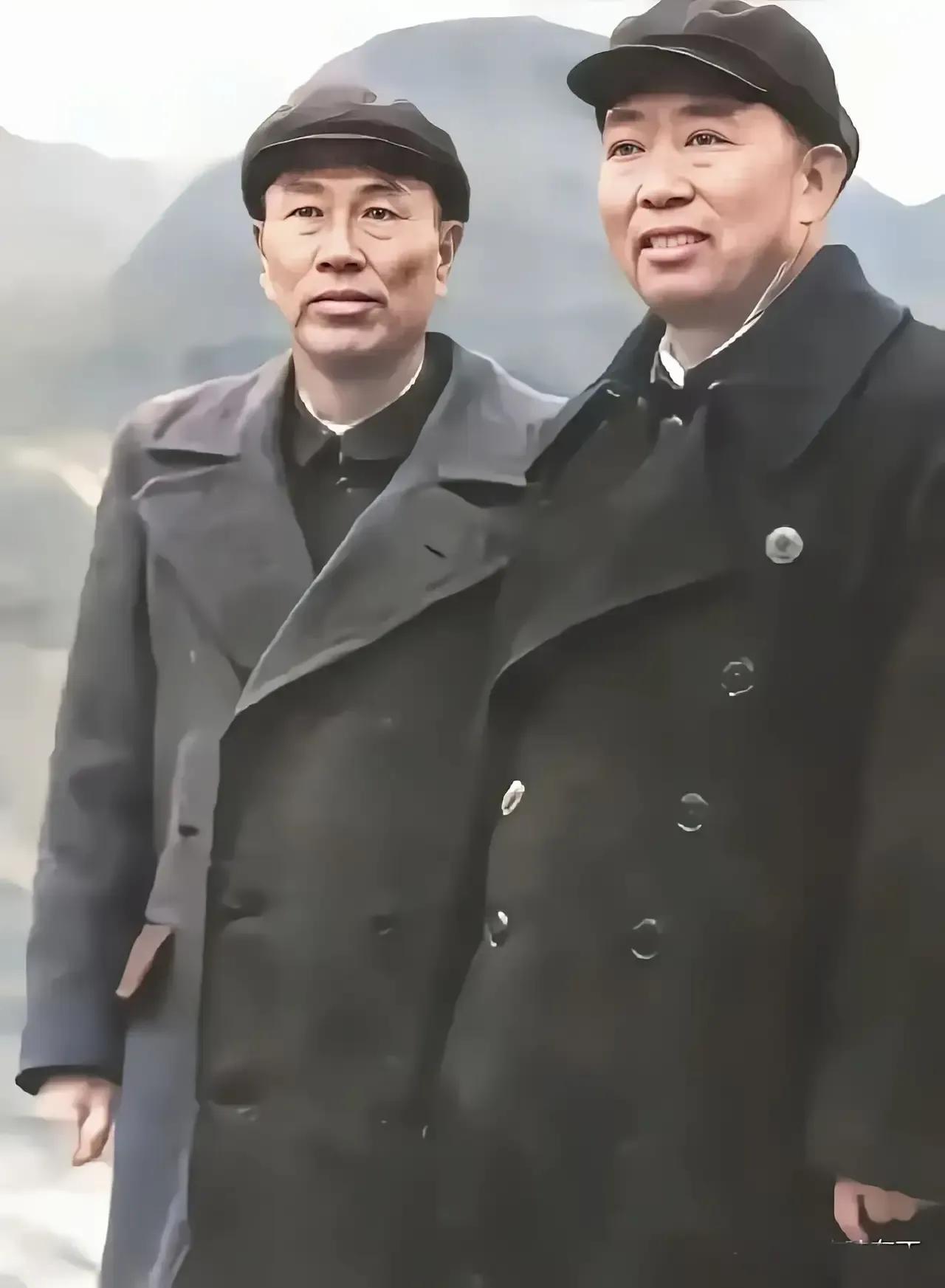 这是1960年原四野13兵团司令员邓华与14兵团司令员刘亚楼，在庐山见面时的合影