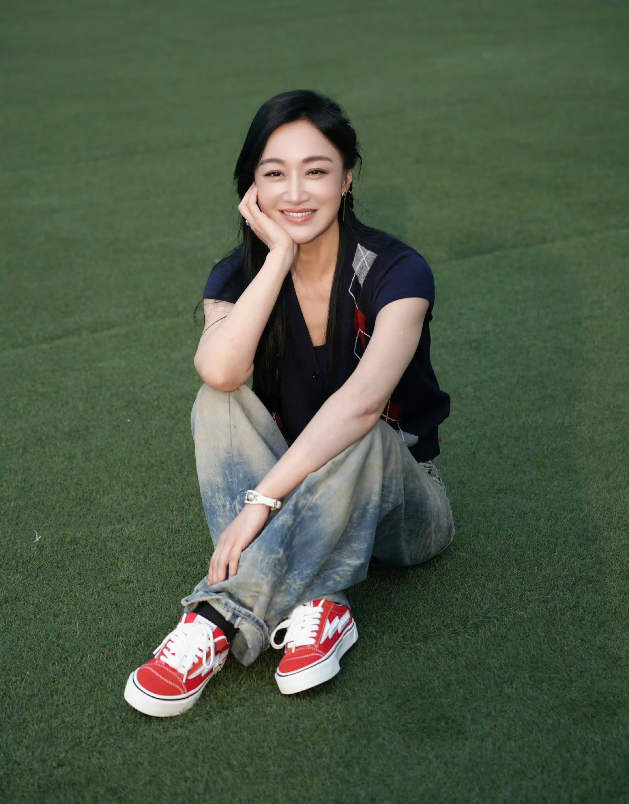 赵子琪乘风妆造完全青春女大来的赵子琪乘风妆造🈶针织衫半袖+牛仔裤真的扑面而来的