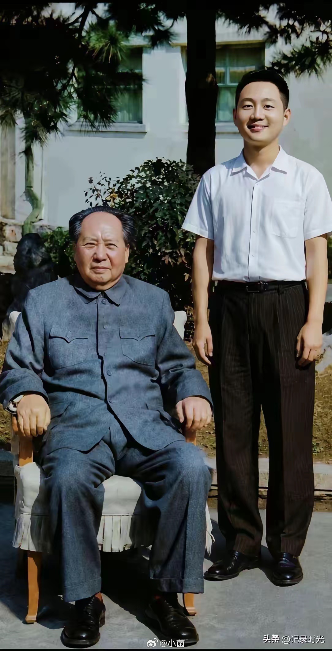 第一次见毛主席的这张照片，忍不住向大家请教，站在伟人右侧的男同志，他是谁？是警卫