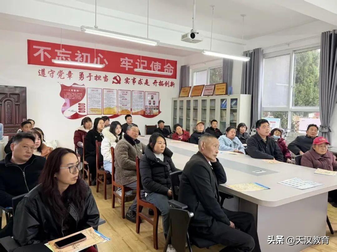 汉台区老君镇中心幼儿园家园共育系列活动

教育是一场双向的奔赴，
无论是家长会的