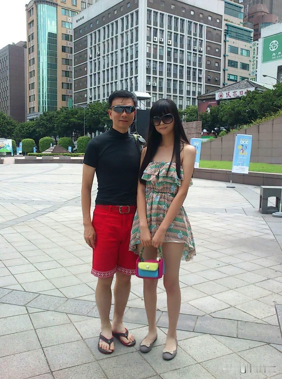 台退役将领于北辰今（1日）在社媒发文表示，这是我2012年和我家女儿一起拍的照片