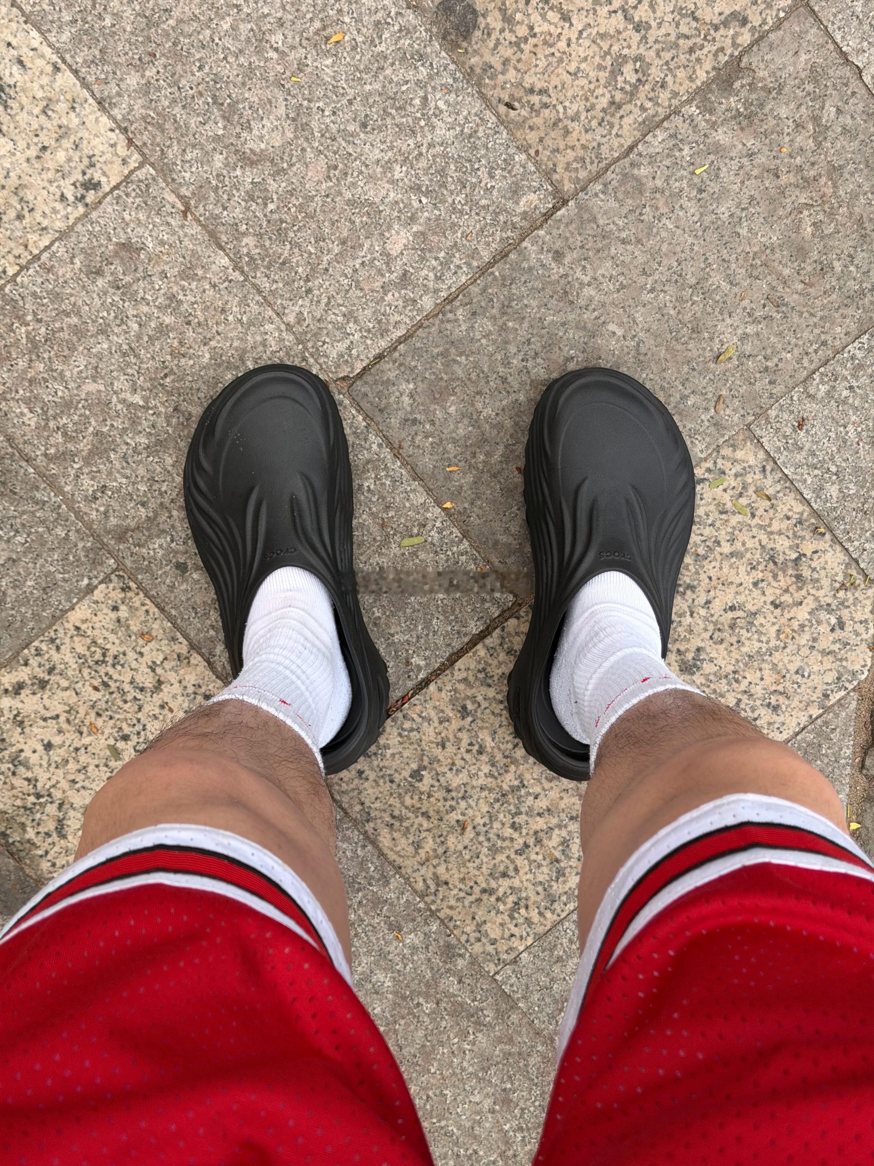 昨晚逛商场看到了去年就想买的crocs这双 价格比淘宝官旗便宜一半