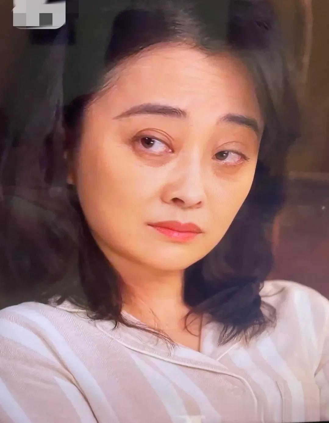 梅婷，你怎么这么老了？我都不敢承认！老得太快了！

1975年的梅婷变化很大，才