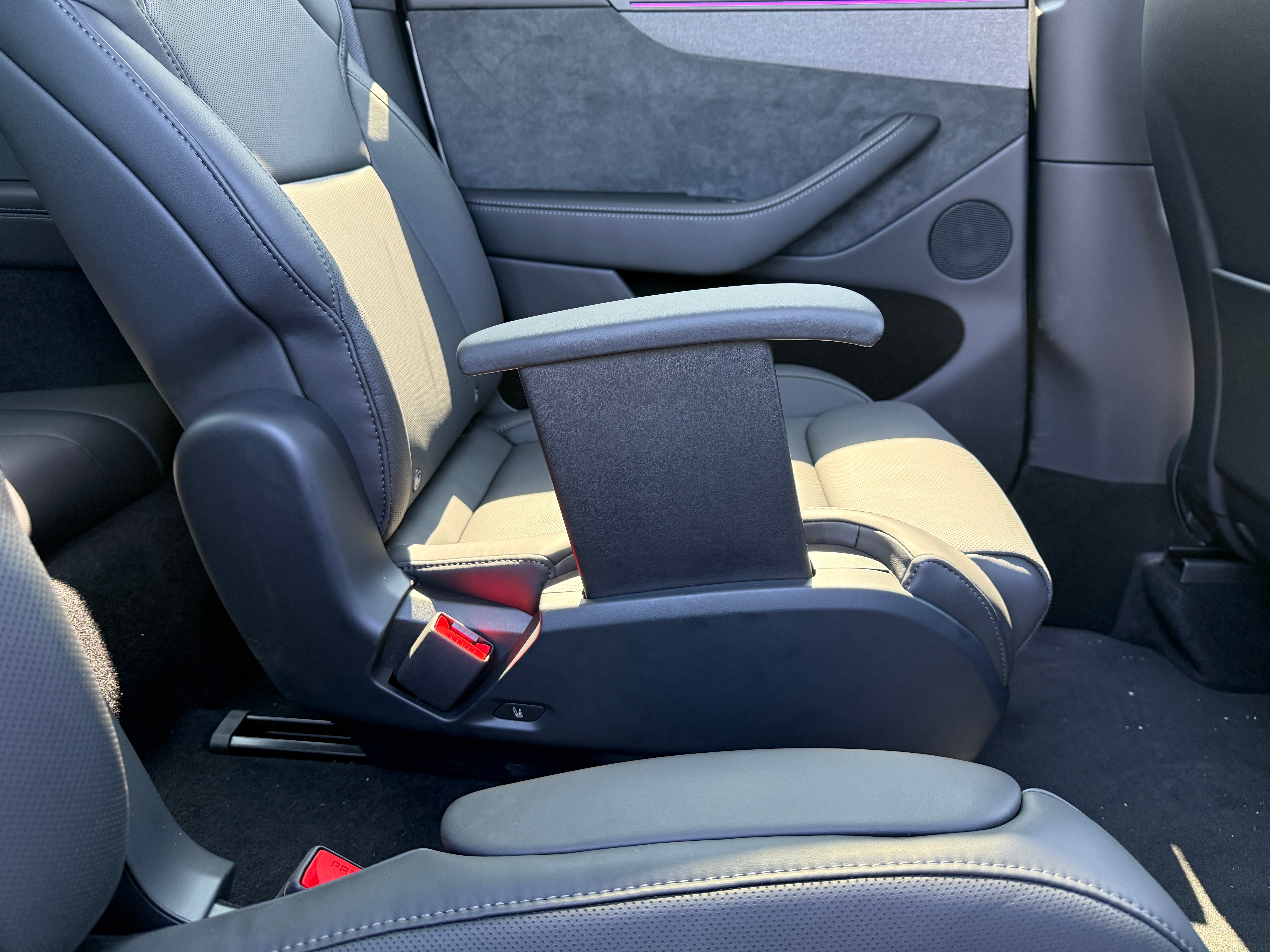 六座版Model Y L空间到底怎样？兄弟们，二三排的高清实拍来了。 ​​​