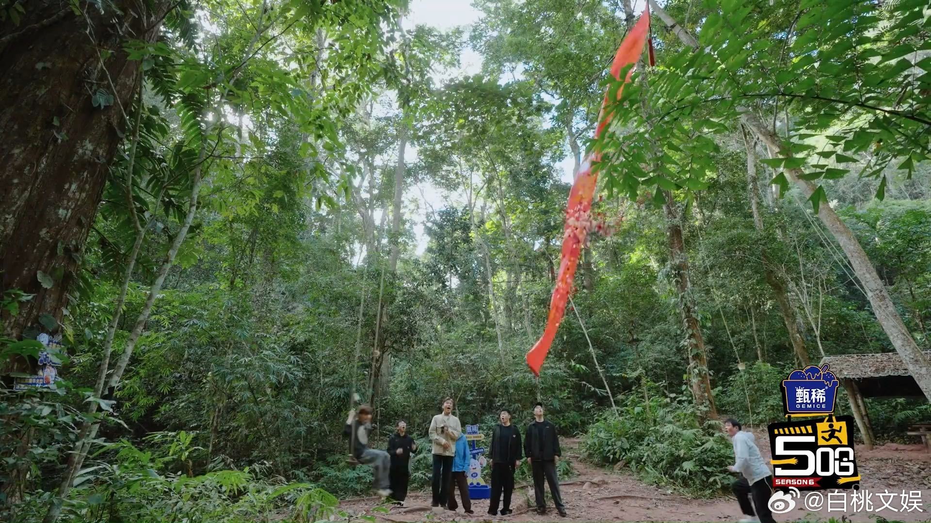 鹿晗还恐高吗鹿晗被吊床震懵了 哈哈哈哈鹿晗被吊床震懵了，这画面太有喜感了。刚挑战