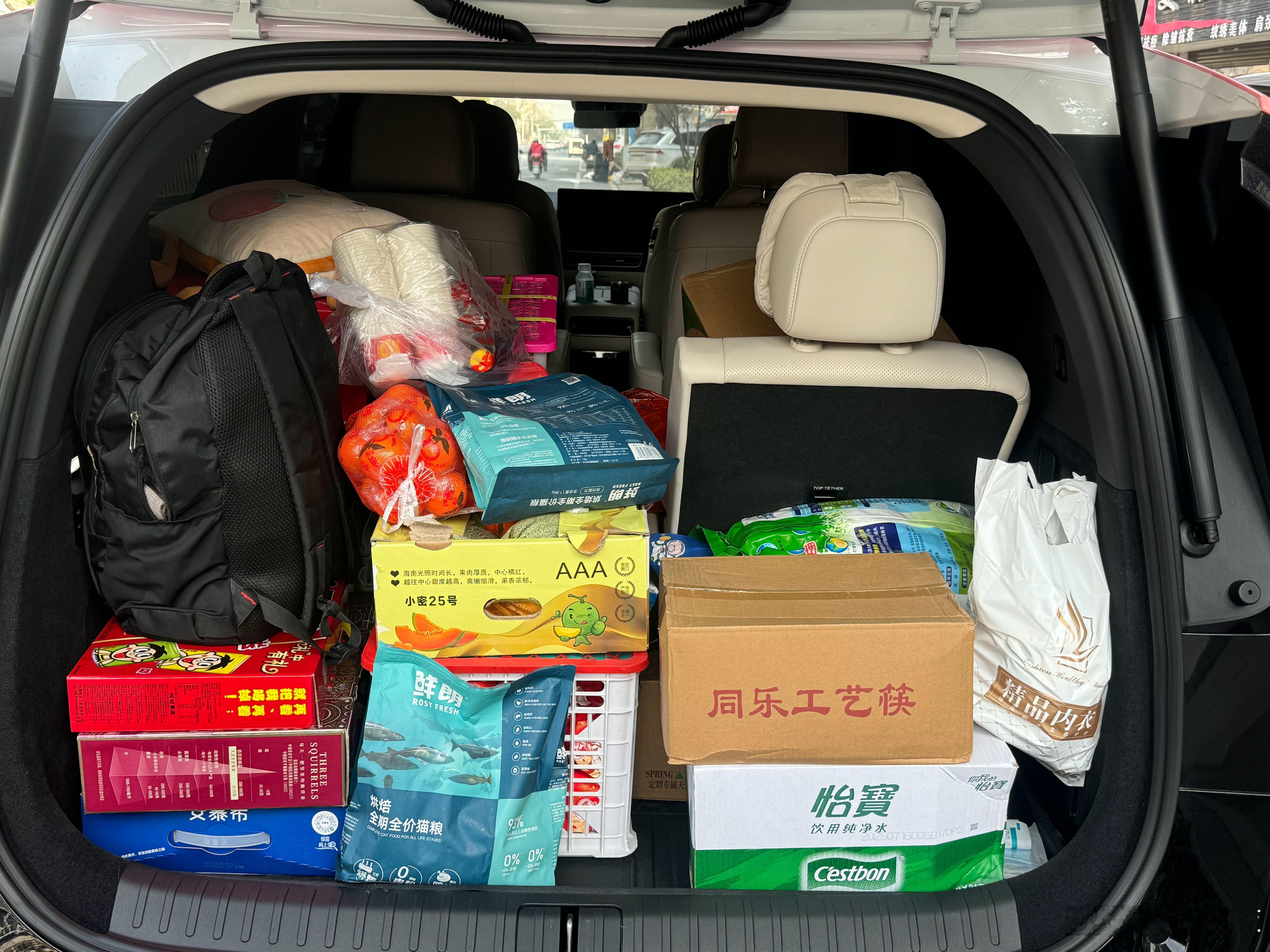 商务车的后备箱真的太小了吧随便买点东西就被塞得满满登登 