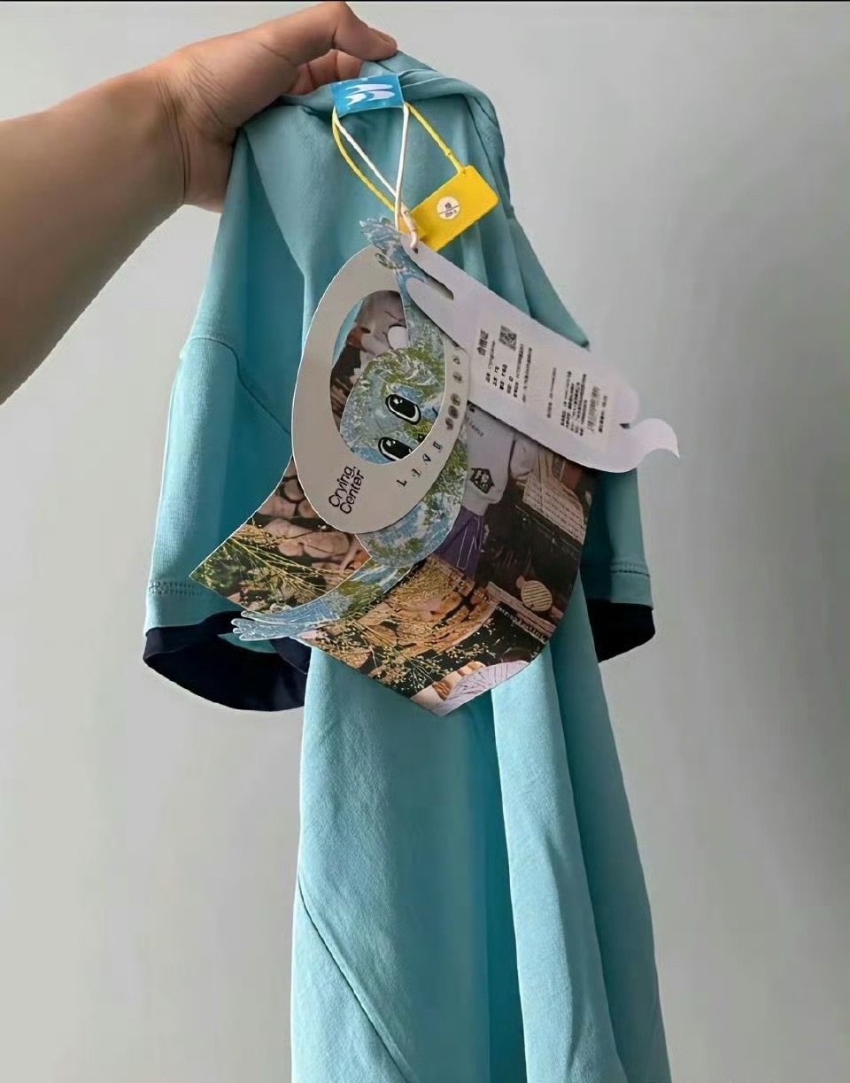 据说，电商为了防止7天无理由的恶意退货，特意做了这种巨型吊牌…… 