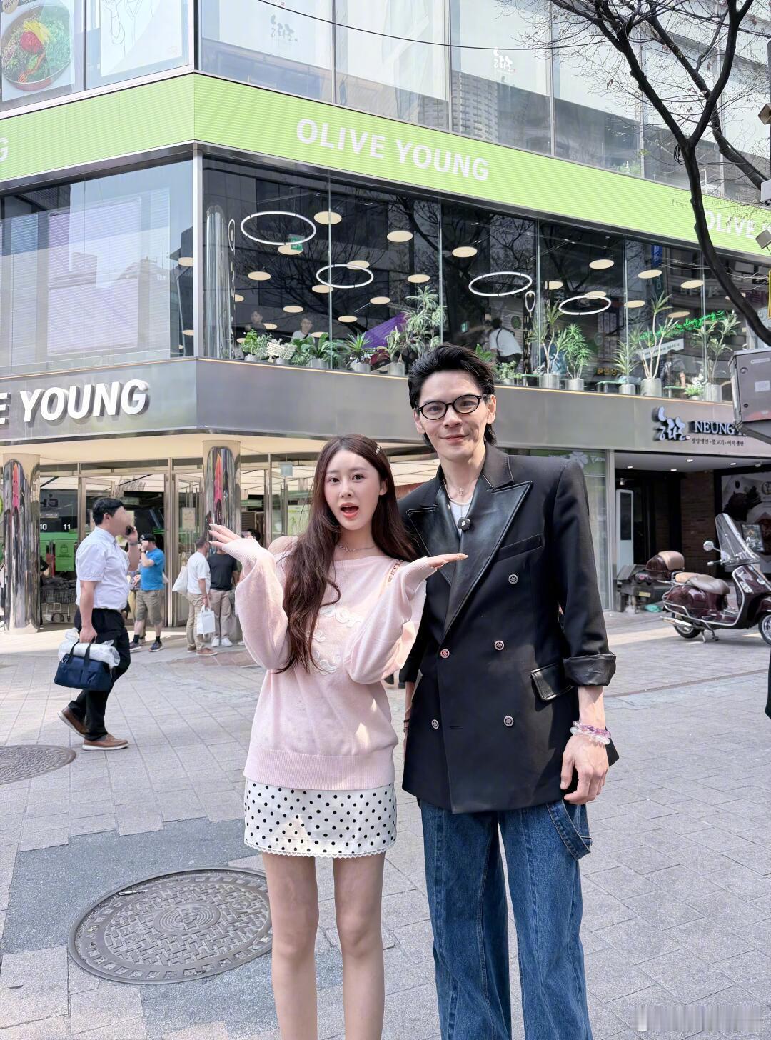 明洞偶遇向佐 网友韩国明洞街头偶遇向佐，随性穿搭氛围感十足。黑色拼接西装混搭牛仔