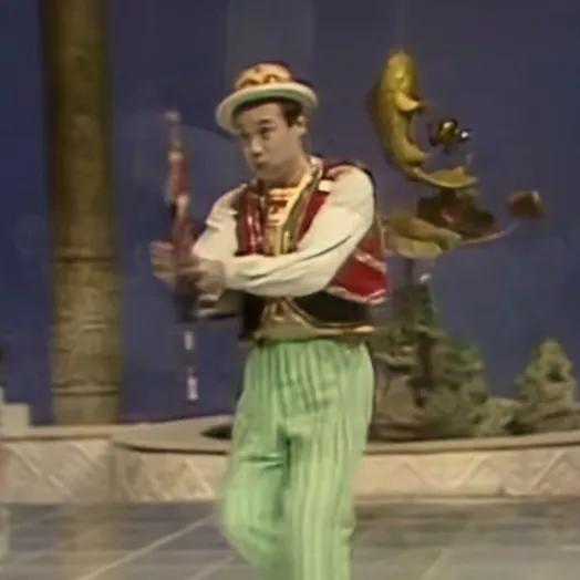 刻在几代人记忆里的杂技绝活，是李春来的高光时刻
80 年代的夏夜，多少家庭围坐一