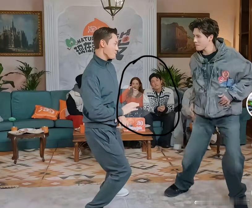 金晨把腿放到黄景瑜腿上看上去还挺甜的 