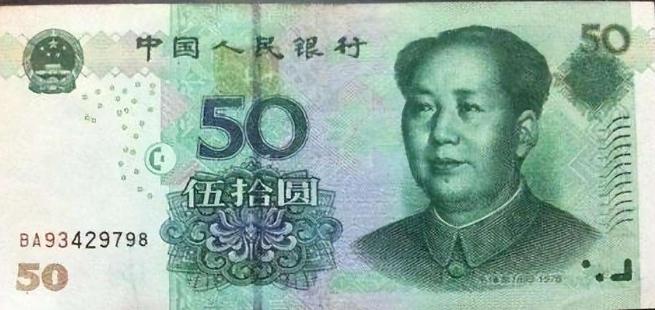 集市上经常遇见这样一些人，他们瞅准了很多农村老年人使用的是老年手机不会用微信收钱