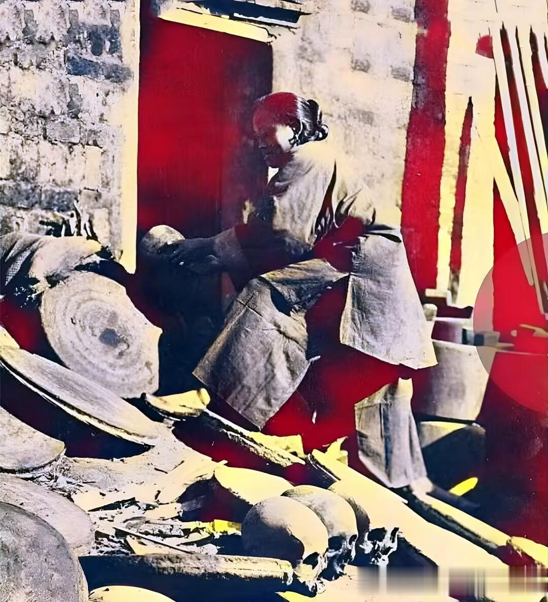 晚清时期，一名刽子手的妻子正在晾晒丈夫带回家的头颅，这些处决后无人认领的死囚首级