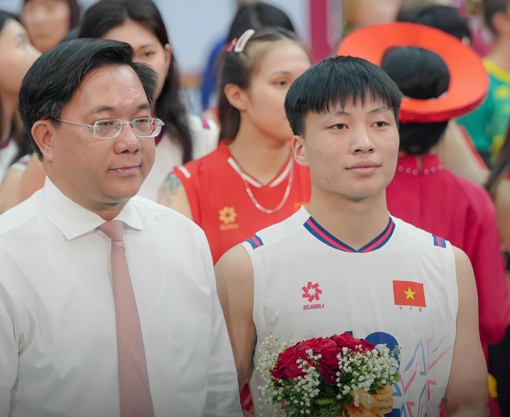 国际排坛动态越南女排越南媒体：邓氏红禁赛事件，责任在谁？​​这位19岁的年轻攻手