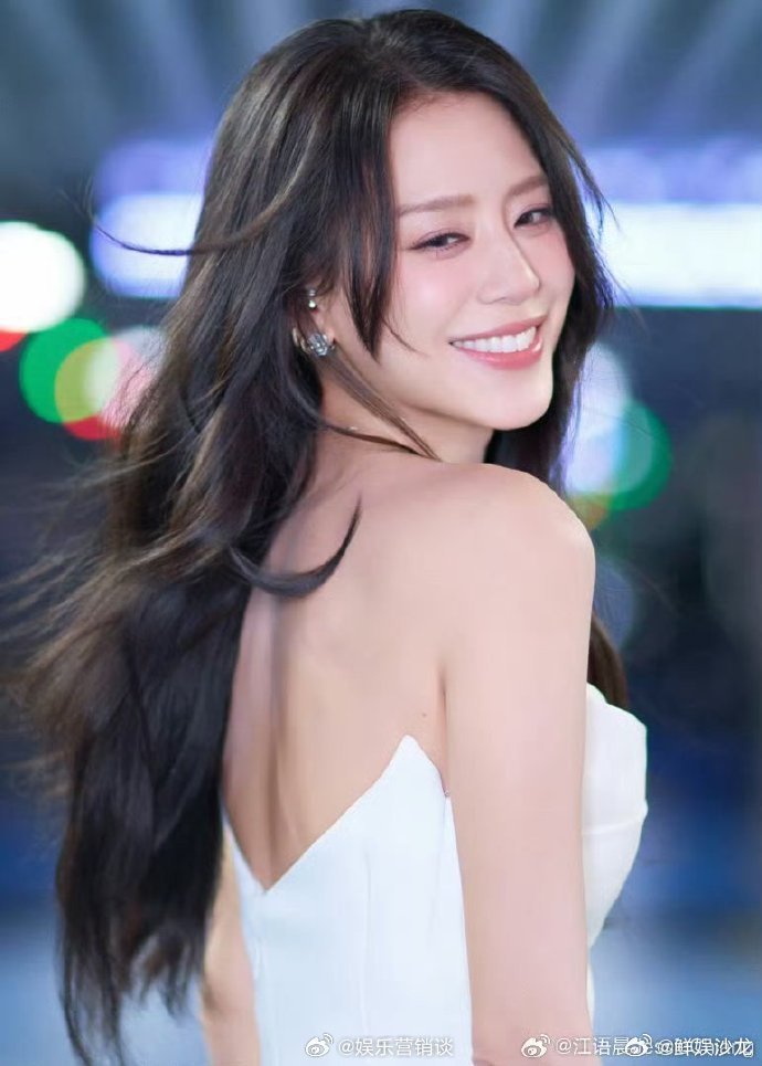 江语晨最后一页全场大合唱刚开始还在担心姐姐紧张，结果大合唱一出来，瞬间就安心了。