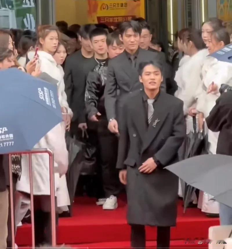 曾有网友评大小杨——富而不贵。
看到大小杨从商场里走出来的那一瞬间，我瞬间明白有