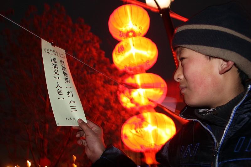 之前刷到这个“天一半地一半”的字谜，盯着想了快十分钟，把天拆成二、人、大，地拆成