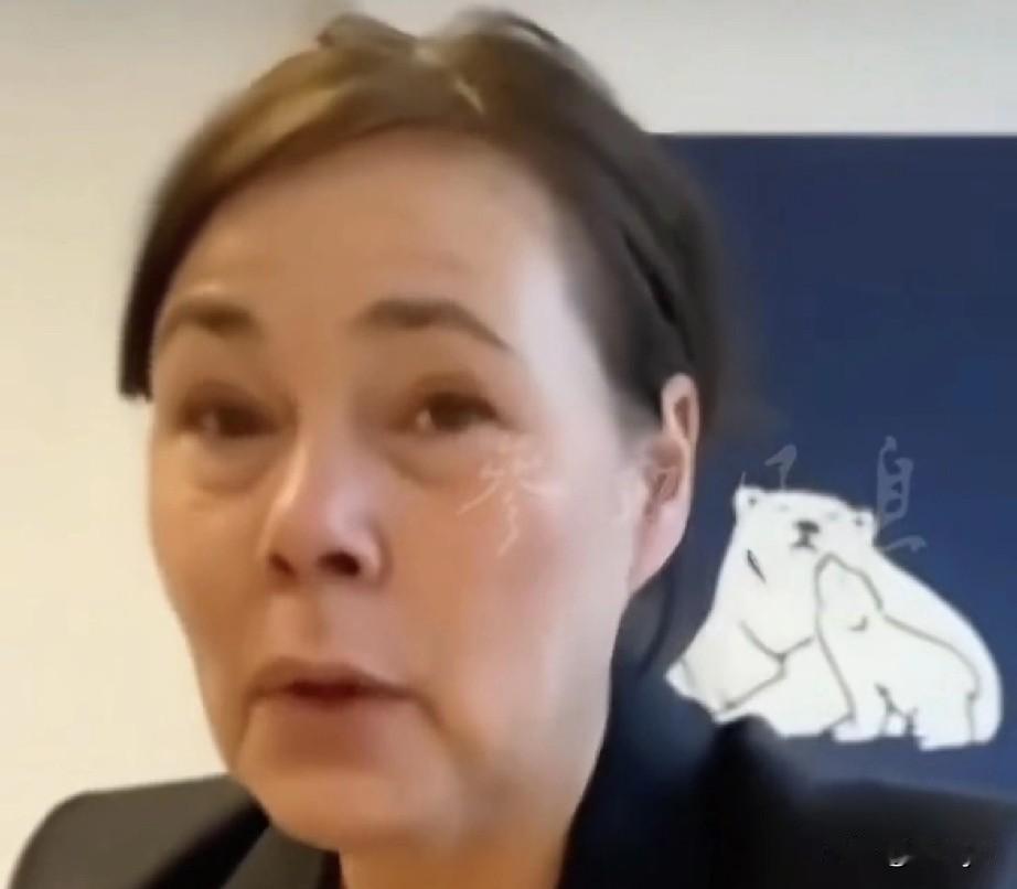为这位美女外长点赞！格陵兰女外长直播时，情绪崩溃、哽咽。她说：我现在情绪非常激动