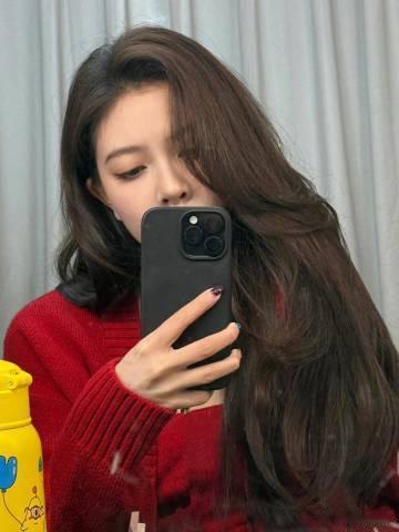 宋妍霏的发量能不能分我一点  宋妍霏的发量真是太让人嫉妒了，那浓密的秀发简直美如