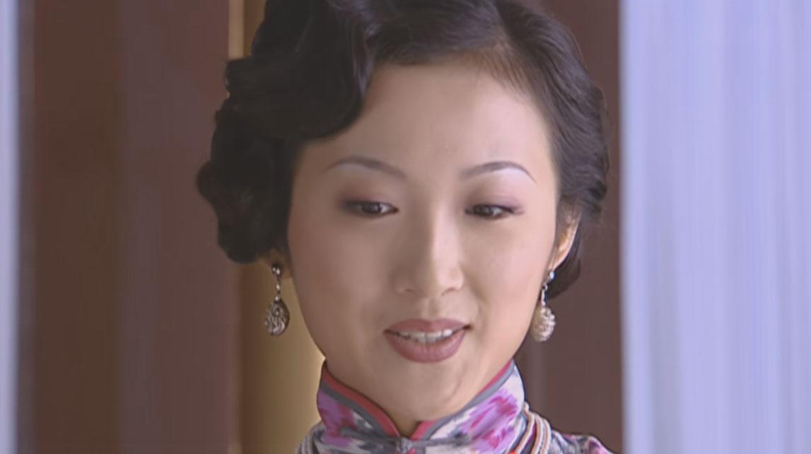金家四位少奶奶，三位都端庄大方，只有三少奶奶看起来尖酸刻薄，一脸小家子气。
#金