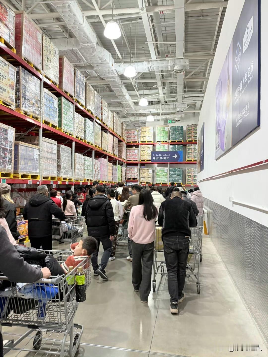 年底逛山姆真的太夸张了，就随便挑了点年货赶紧溜，再不撤都要被人潮推着走了。
 