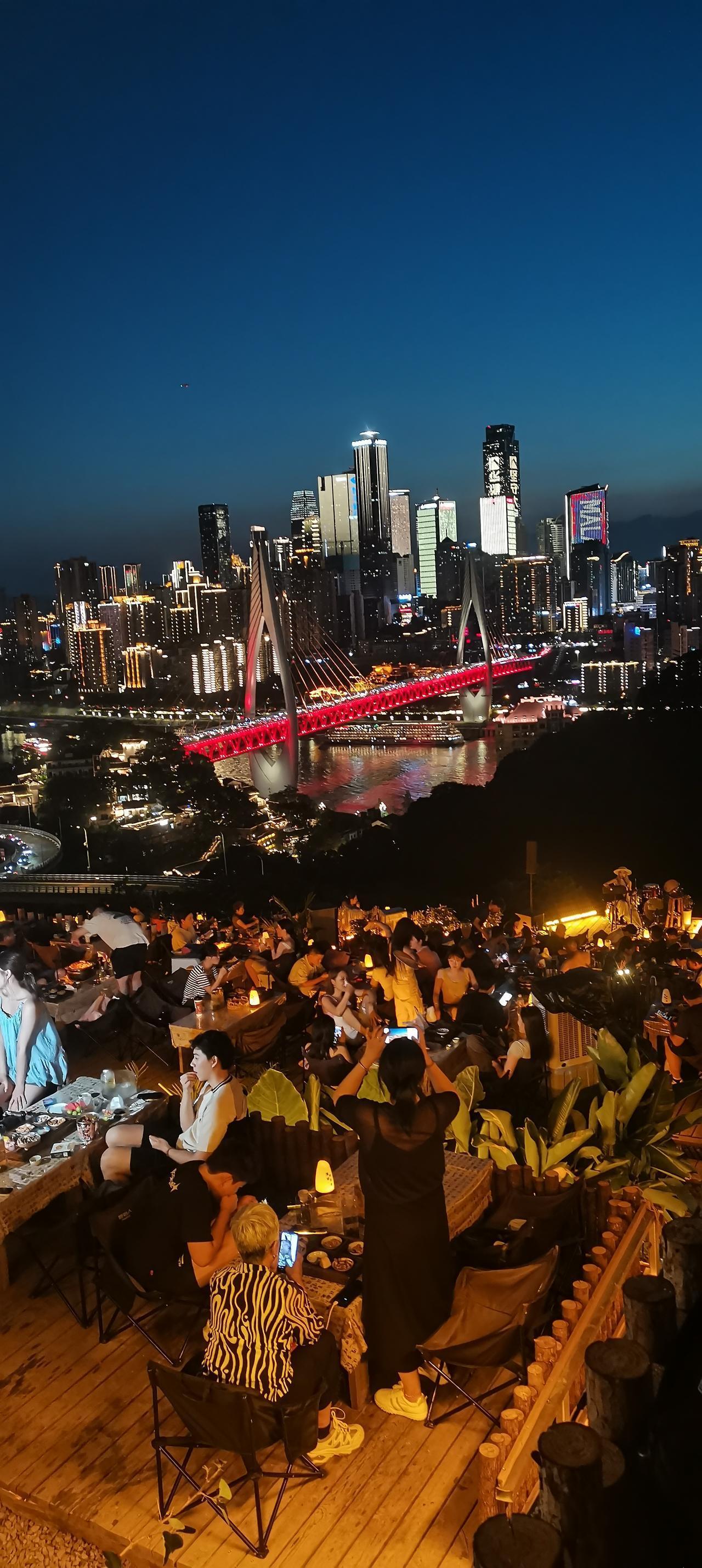 看了网上全国餐饮消费的各项数据，重庆才是当之无愧的美食之都，餐饮消费总额断崖式的