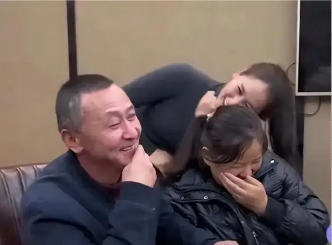 周元明和孙若梓把各自爸妈凑一桌吃饭那天，俩老人脸都僵成石头。

公公先开口，说怕