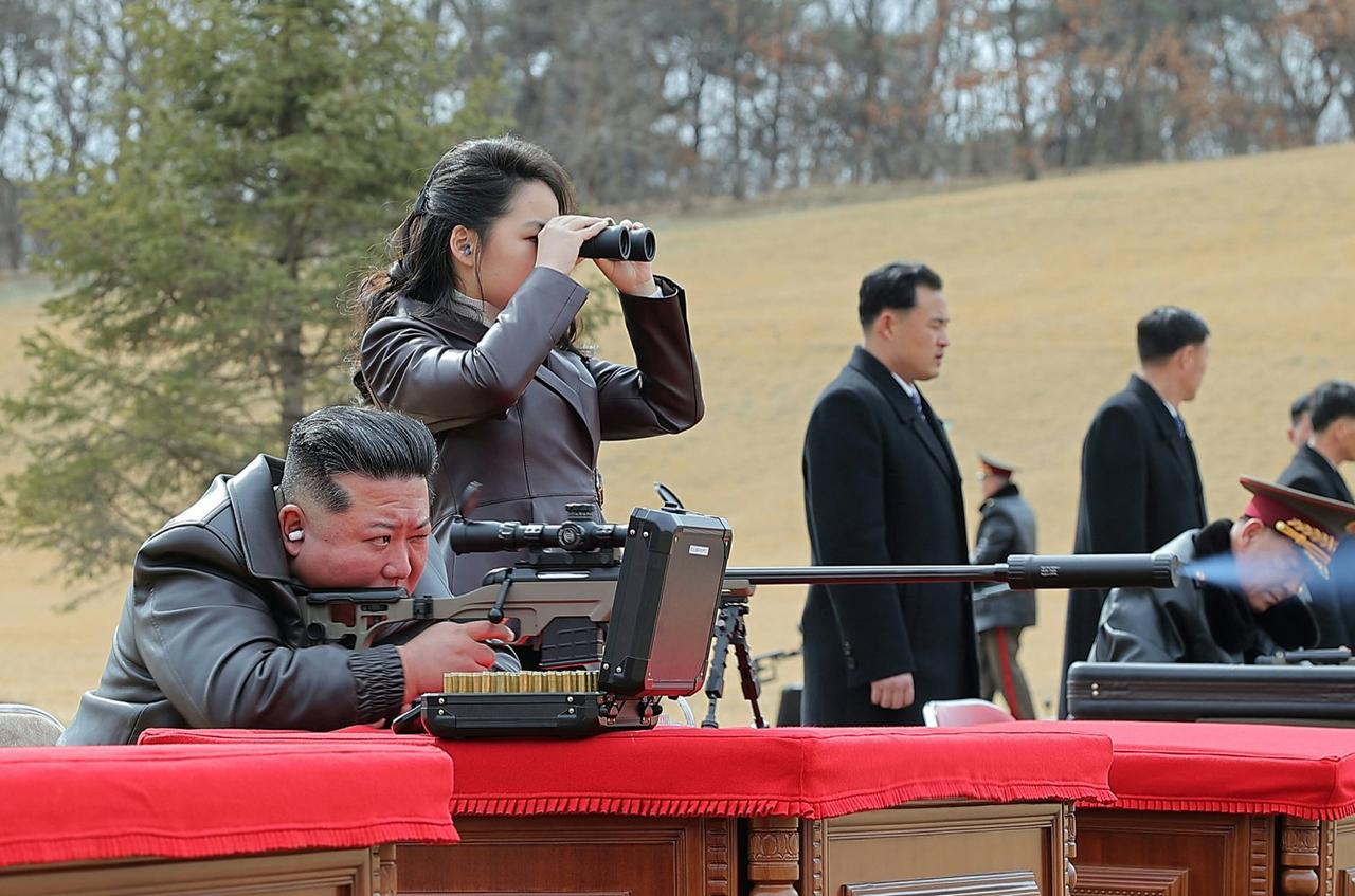 2026年2月27日，金正恩在朝鲜劳动党第九次代表大会后，向高级党政军官员赠送了