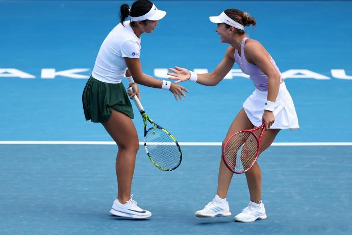 大威婚后首秀无奈落败奥克兰站双打首轮焦点战，伊埃拉/约维奇在首盘化解了八个盘点，