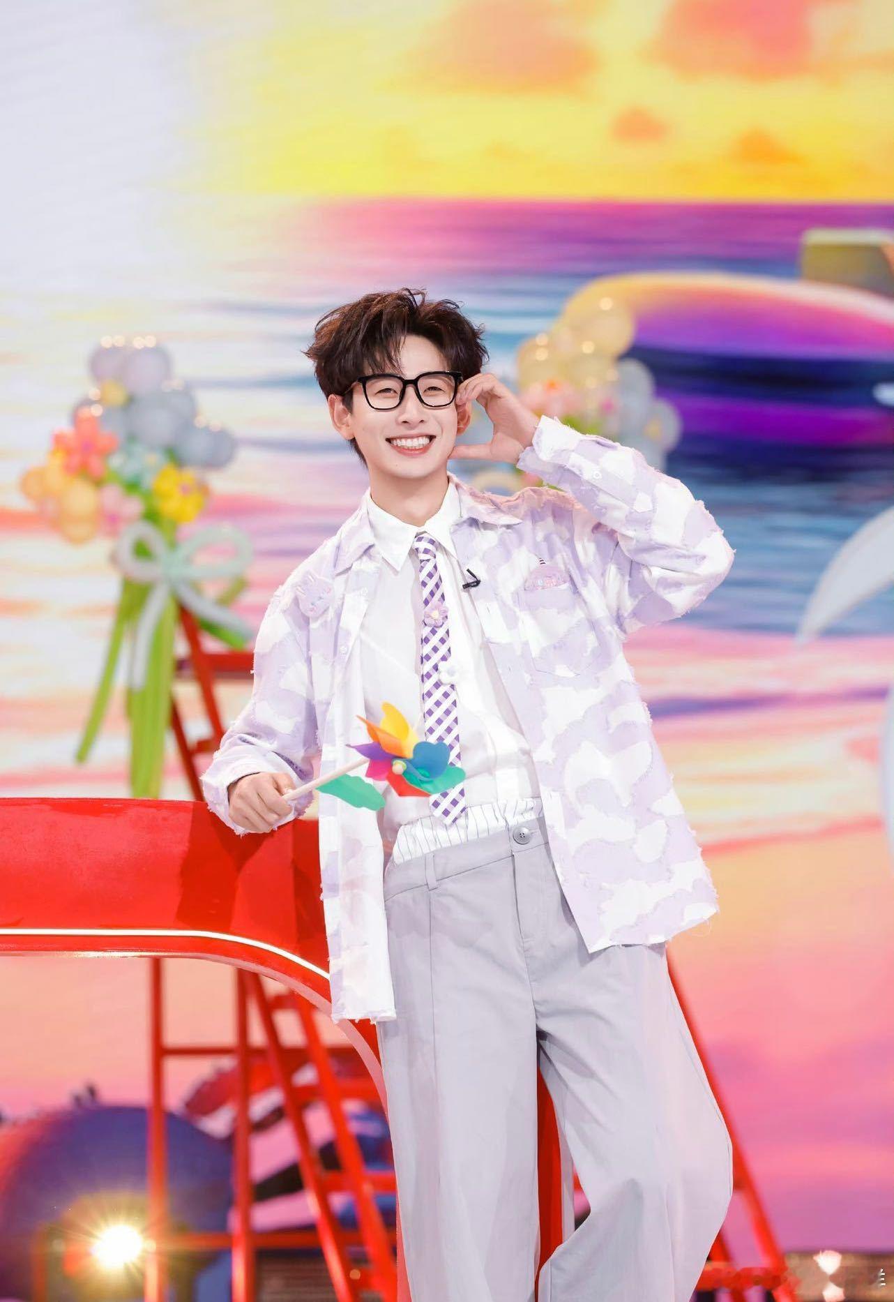 齐思钧再获年度优秀主持人 为小齐疯狂打call！从新锐到多次拿下年度优秀，他的专