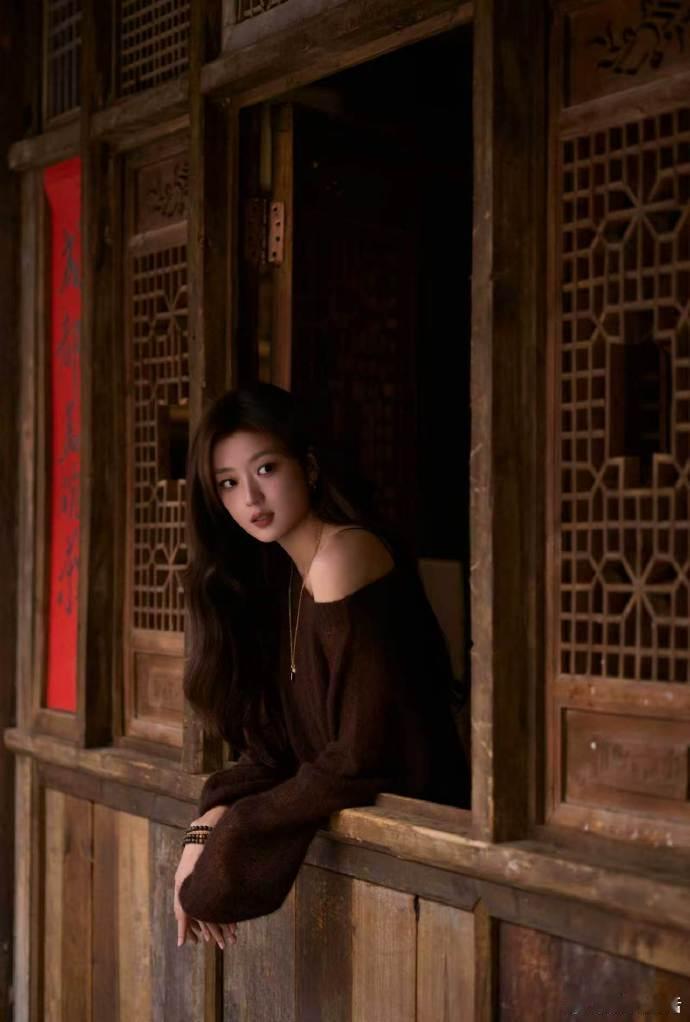 孙千露肩针织温柔知性被孙千写真的画面质感狠狠折服，露肩款深棕针织简约大气，松弛版