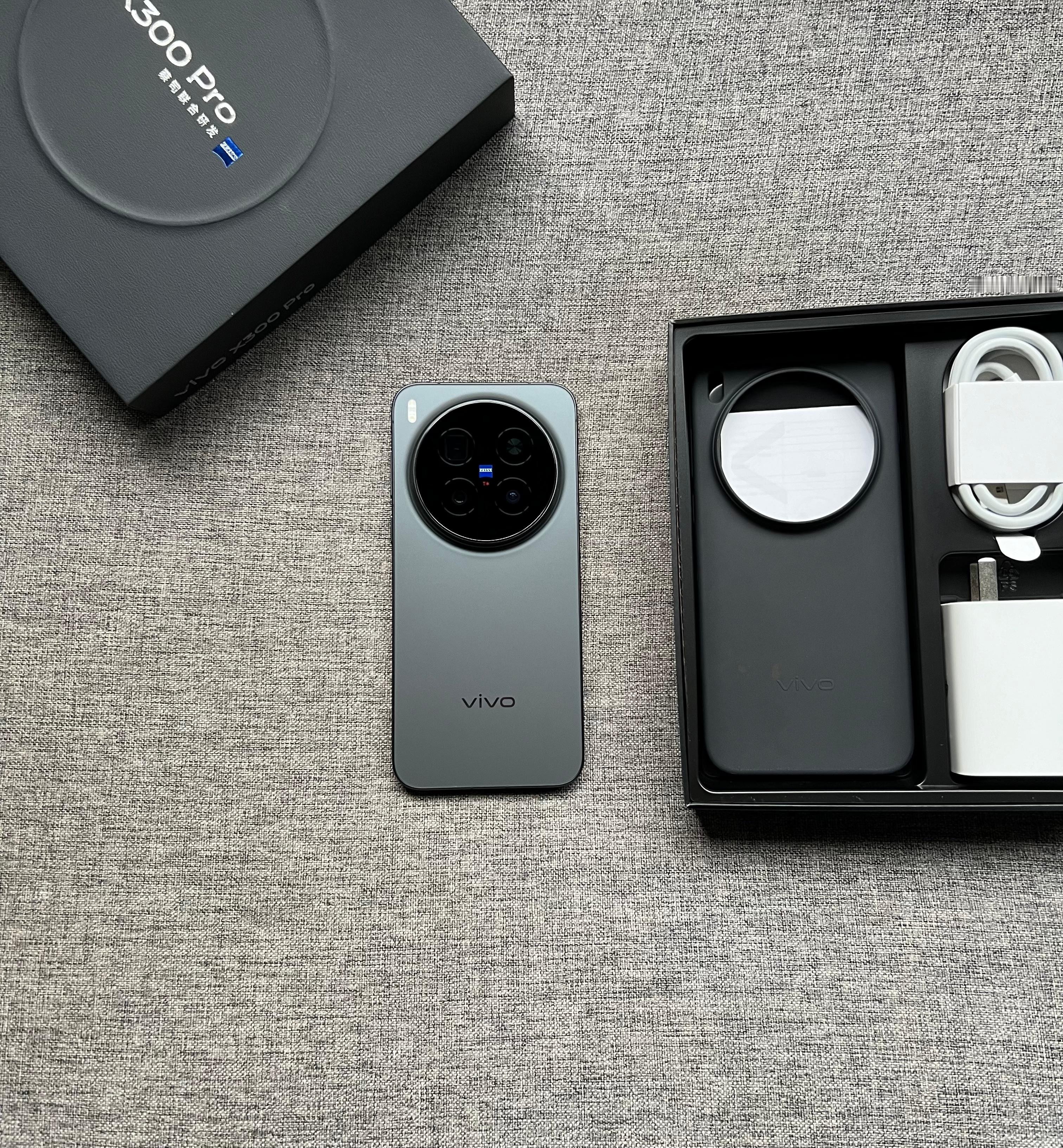 vivo X300 Pro 卫星通信版 16+512G 黑色，仅使用半个月，成色
