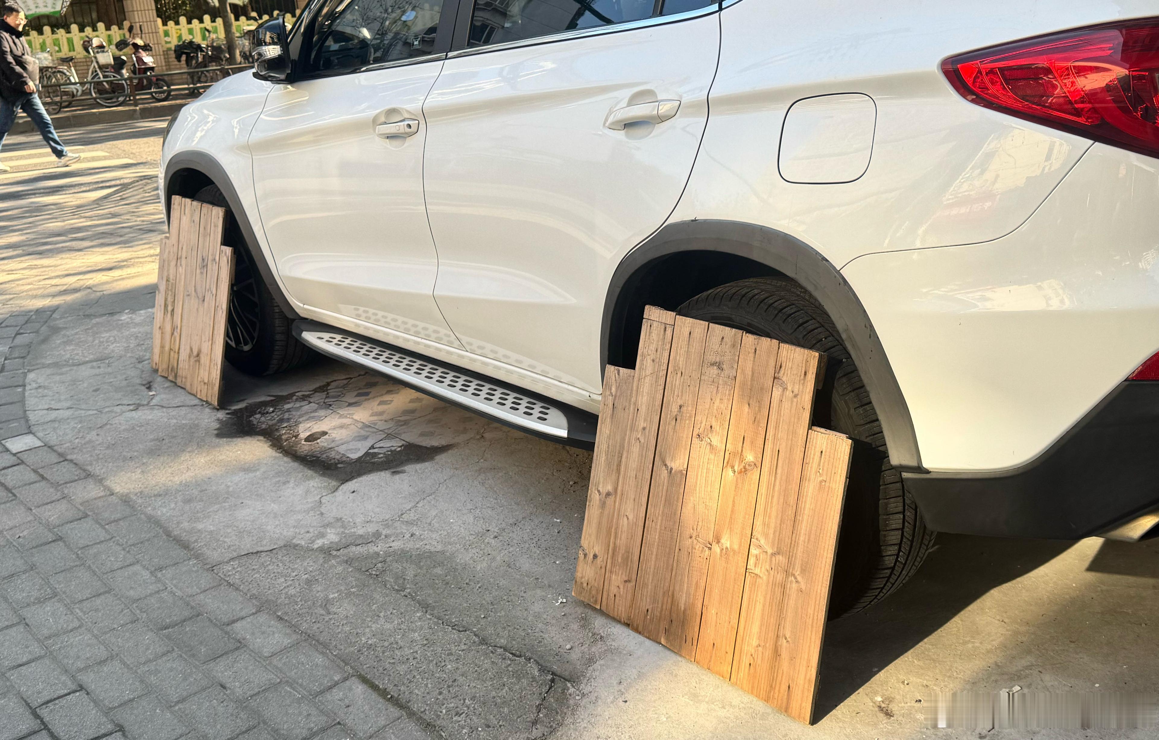 想问一下这个 车品 大家都在哪买的，买车的时候送的 原厂轮胎挡板 吗[doge]