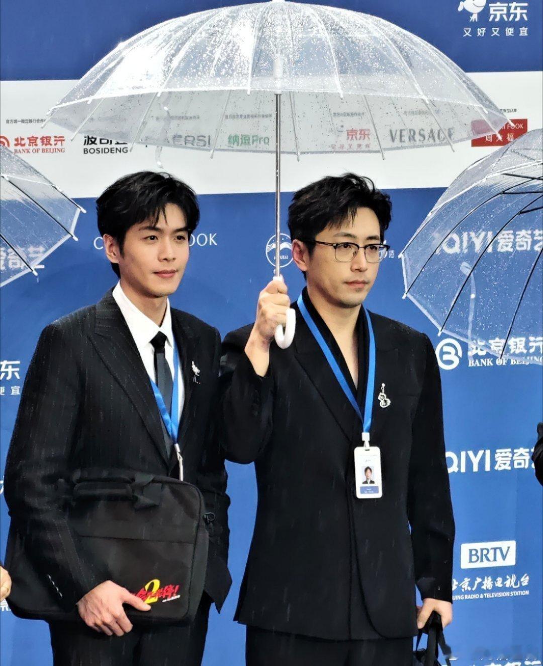 张若昀身边终于有会打伞的同事了张若昀终于等到了会打伞的白客张若昀这个系列终于等到