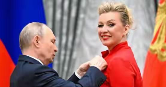 俄罗斯外交部发言人扎哈罗娃，不仅在俄罗斯很受欢迎，也因为她那一口流利的汉语和时常