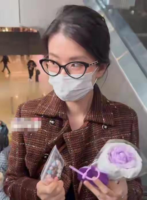 乔欣被曝结婚后首次现身，小腹微凸没戴戒指，身旁疑似未婚夫跟随。 