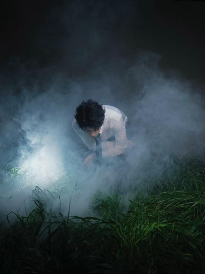 夏之光眼神好强的压迫感夏之光这是直接盛装回宫了吧！一身笔挺西装矜贵感拉满，抬眼直