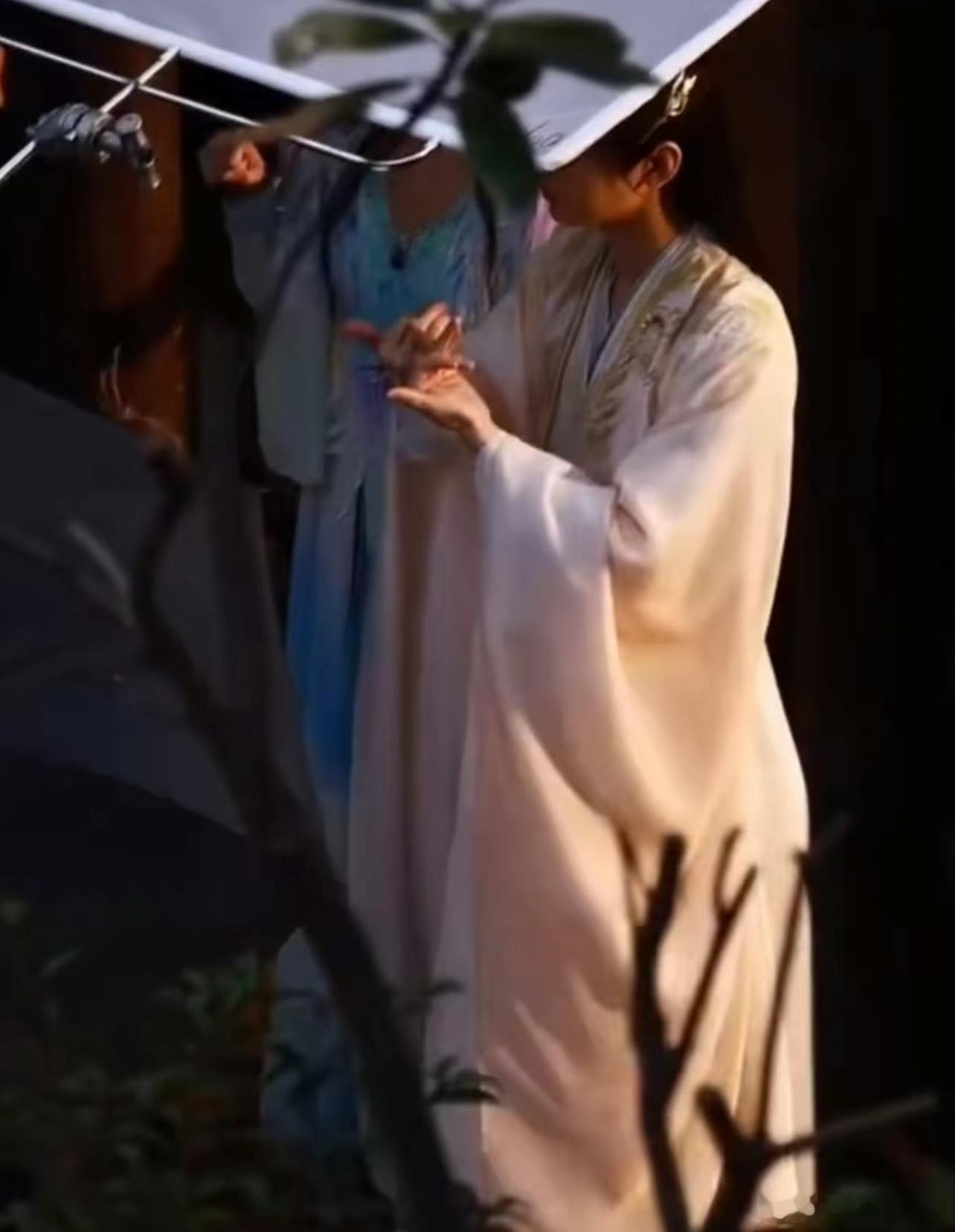 #狐妖王权篇补拍#成毅补拍《狐妖小红娘王权篇》的片场路透，王一栩不会又要拉个大的