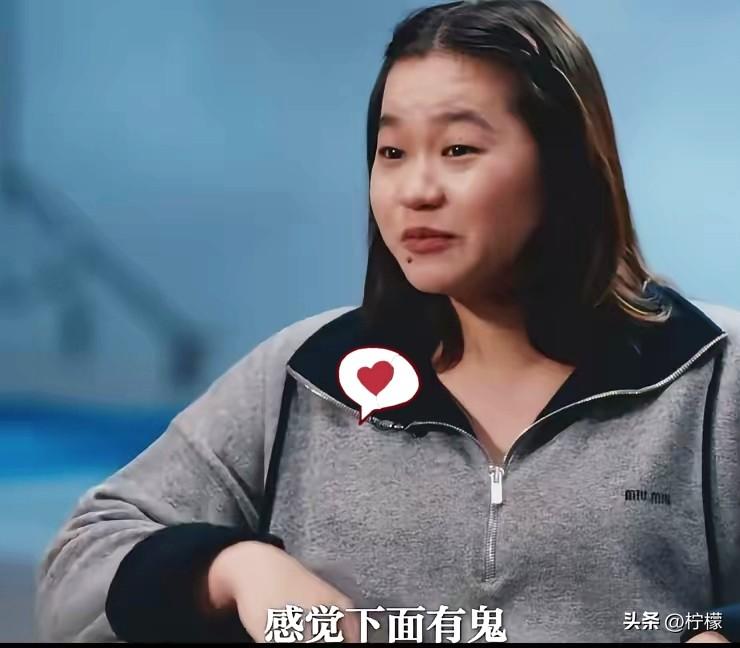 快被全红婵笑死了。
接受采访她是完全不按套路来。主持人问她，从10米高台跳下来，