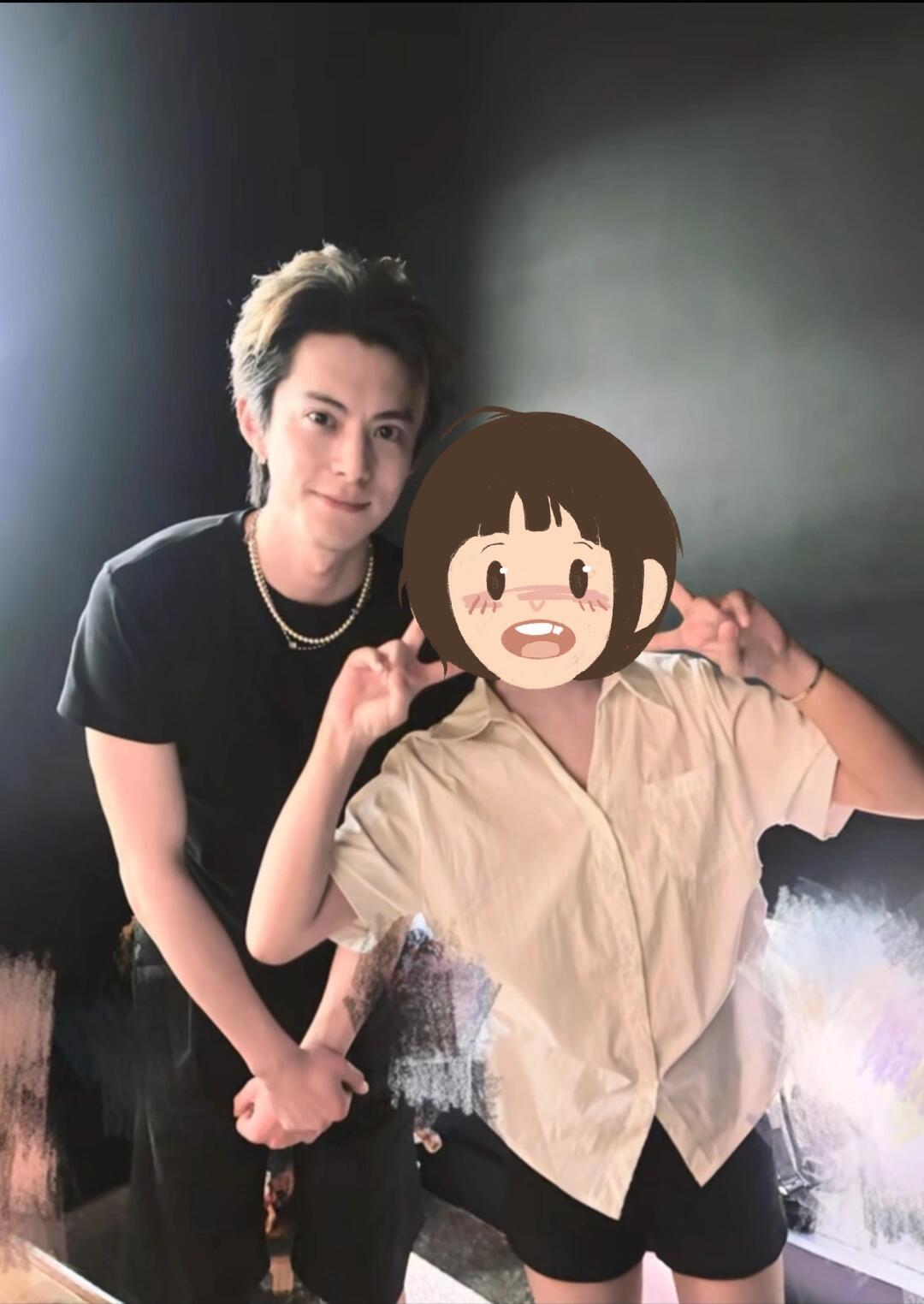王鹤棣给发小过生日合照王鹤棣陪发小一起过生日 那这个棣棣很好了 