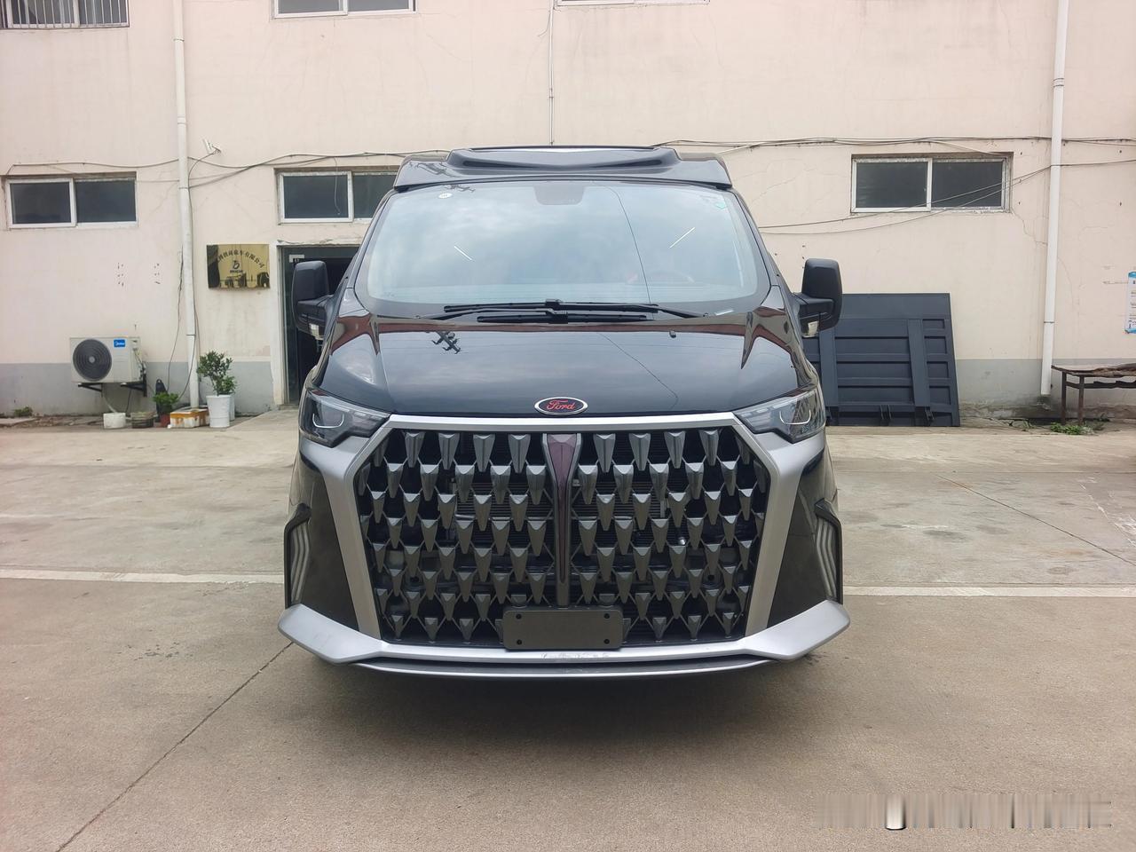 “领界”商务露营车谍照曝光
领界商务露营车是基于江铃福特T6（新全顺）底盘打造而