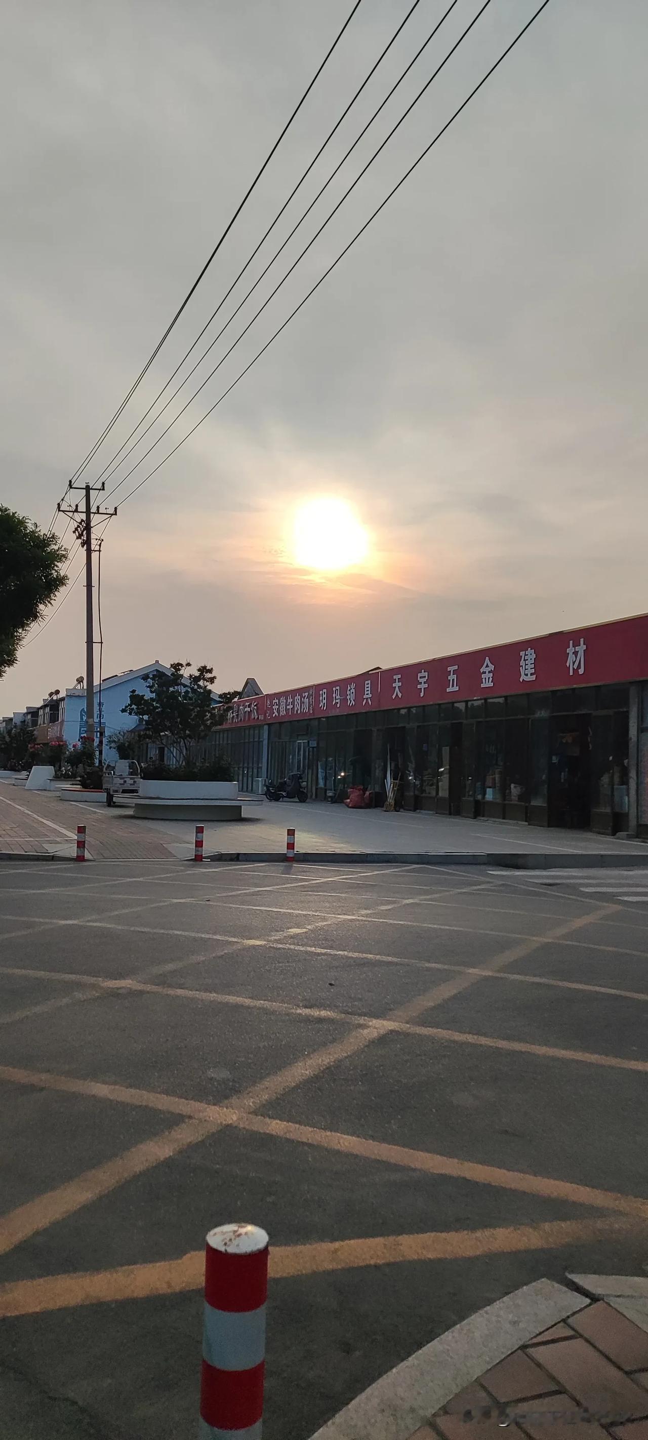 同事老李，今年50岁，儿子也已经快30岁了，还是单身汉一个。老李为了儿子的婚姻能