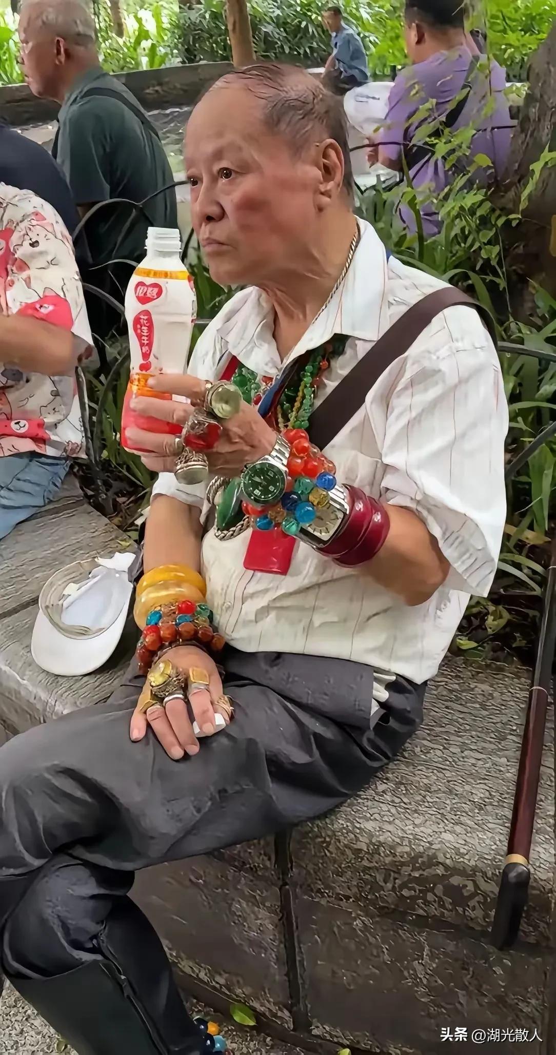 看大爷那满身奢华的穿戴1再看看他手捧的“银露”才明白：任何高贵的装饰里都是一副食