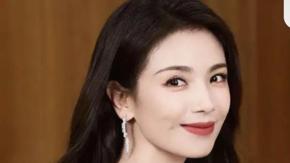 46岁的刘涛，以一袭透视白裙惊艳亮相，瞬间成为全场焦点。白裙轻盈飘逸，透视设计巧
