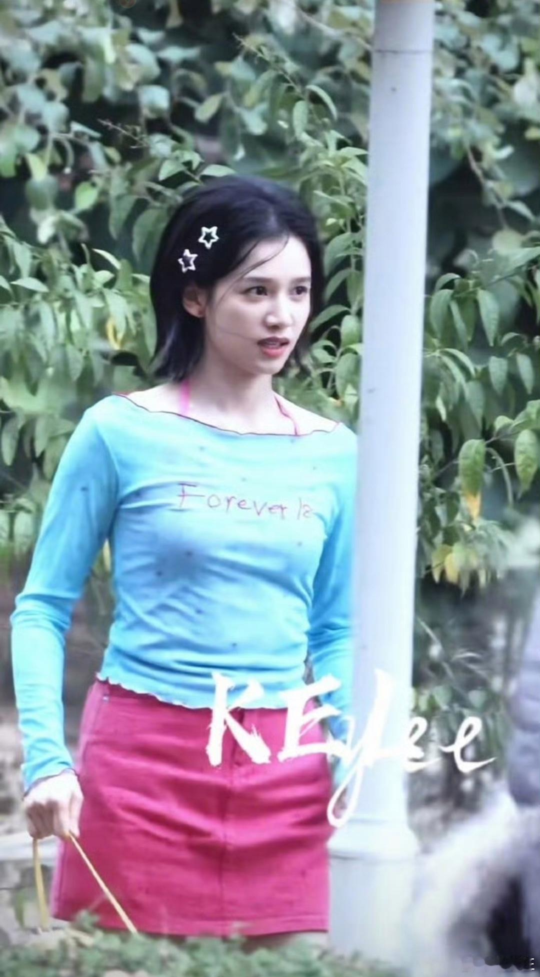 张婧仪《致我那菜市场的白月光》新造型路透！这套好看多了。 