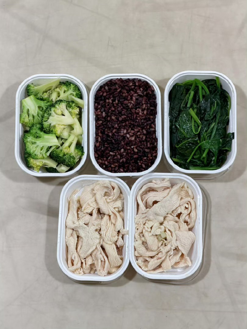 姚琛带着减脂餐上披哥披荆斩棘一边备战舞台一边认真管理体态，姚琛把健康饮食习惯带到