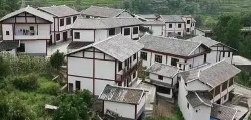 2023年，一女子花了15.5万元买了一块宅基地，知道卖家家境困难，于是又多给了