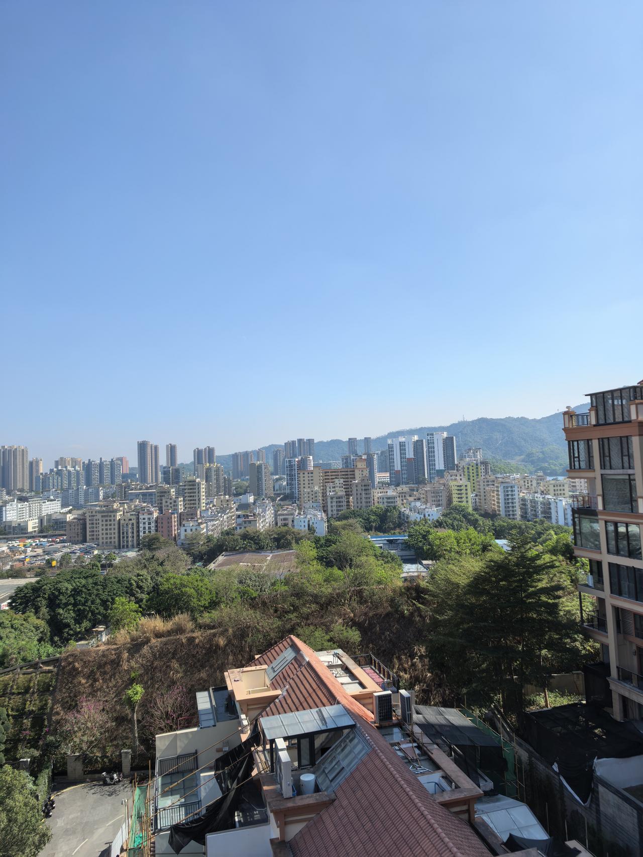 分享一张你最近随拍的照片深圳龙华坂田交差区域，远处的银湖山不高，但让山下面的这一