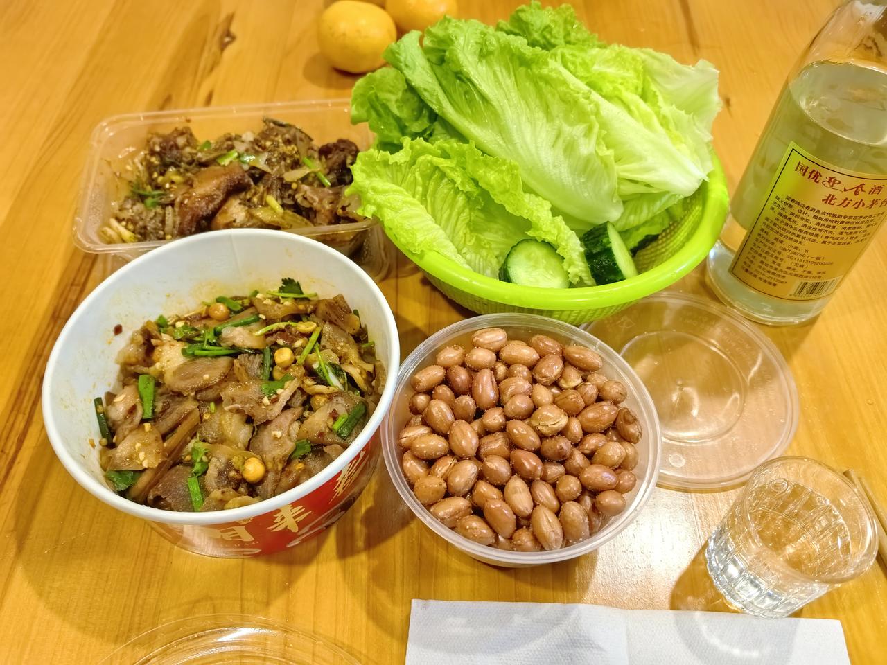 打工这些年，
最真实的体会就是，
永远别把同事当知己，
不管平时聊得多投机，
吃